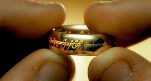 Este anel tem inscrições em uma lingua maligna que Gandalf se recusa a pronunciar, por ser um afiliado as forças do bem.