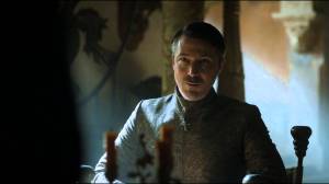 Littlefinger negocia com a rainha a ajuda dele em troca do título de Guardião do Norte.