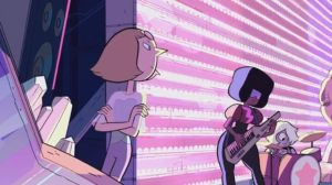 Pearl observa de longe e com desdém, Rose e Greg cantando juntos.